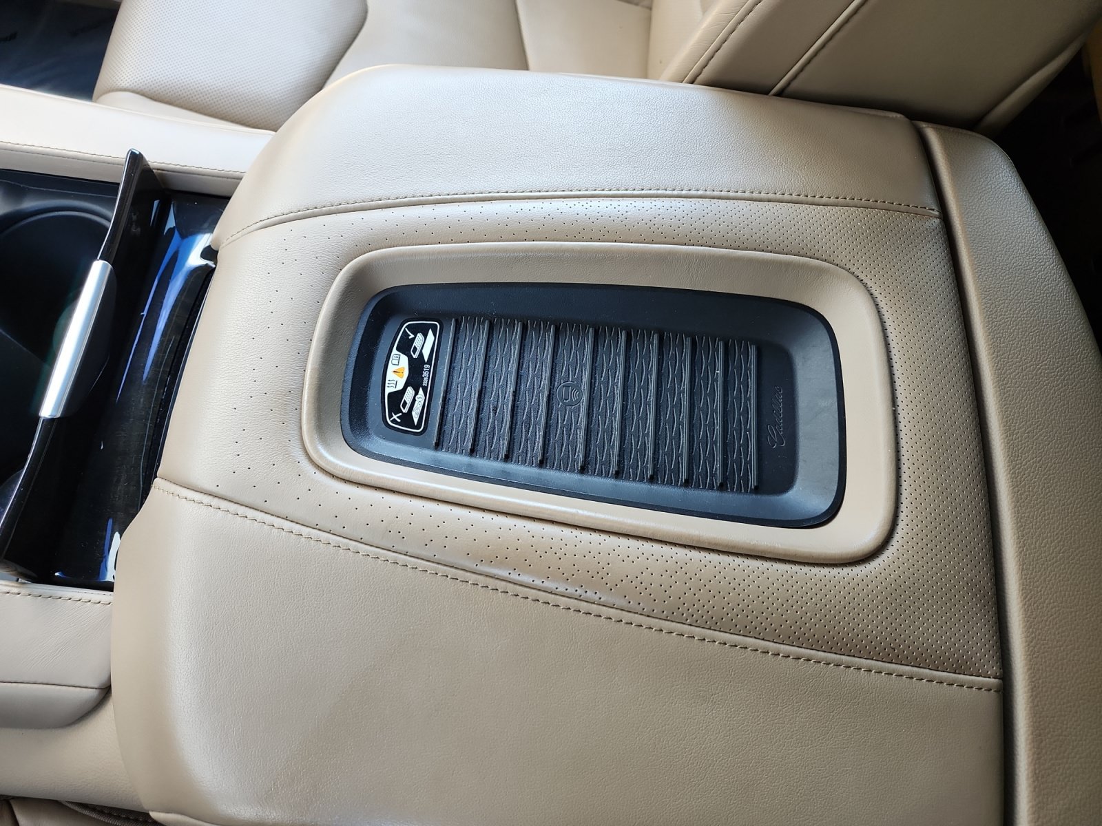 Used 2018 Cadillac Escalade Platinum AWD/4WD image 30