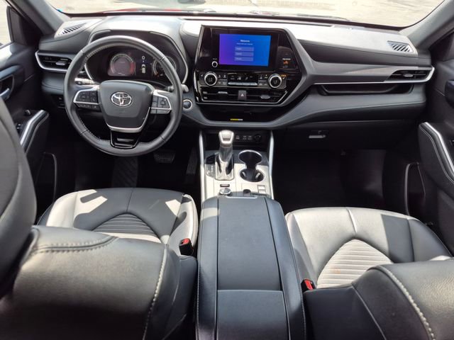 Used 2025 Toyota Highlander XSE image 18