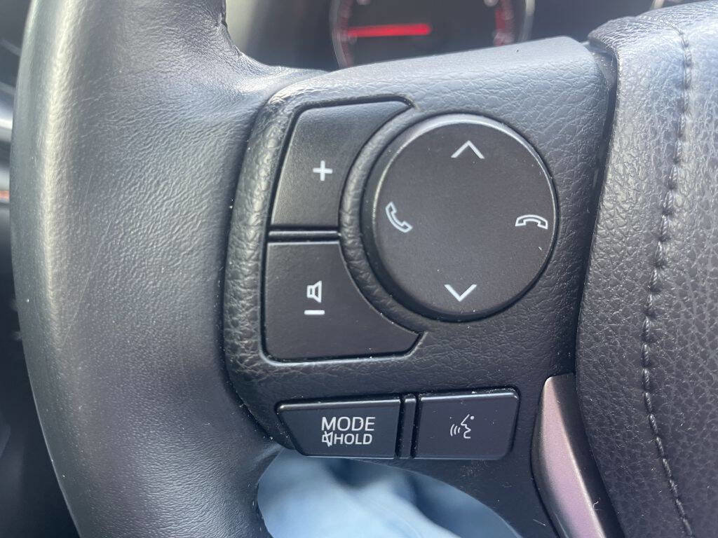 Used 2018 Toyota RAV4 SE image 21