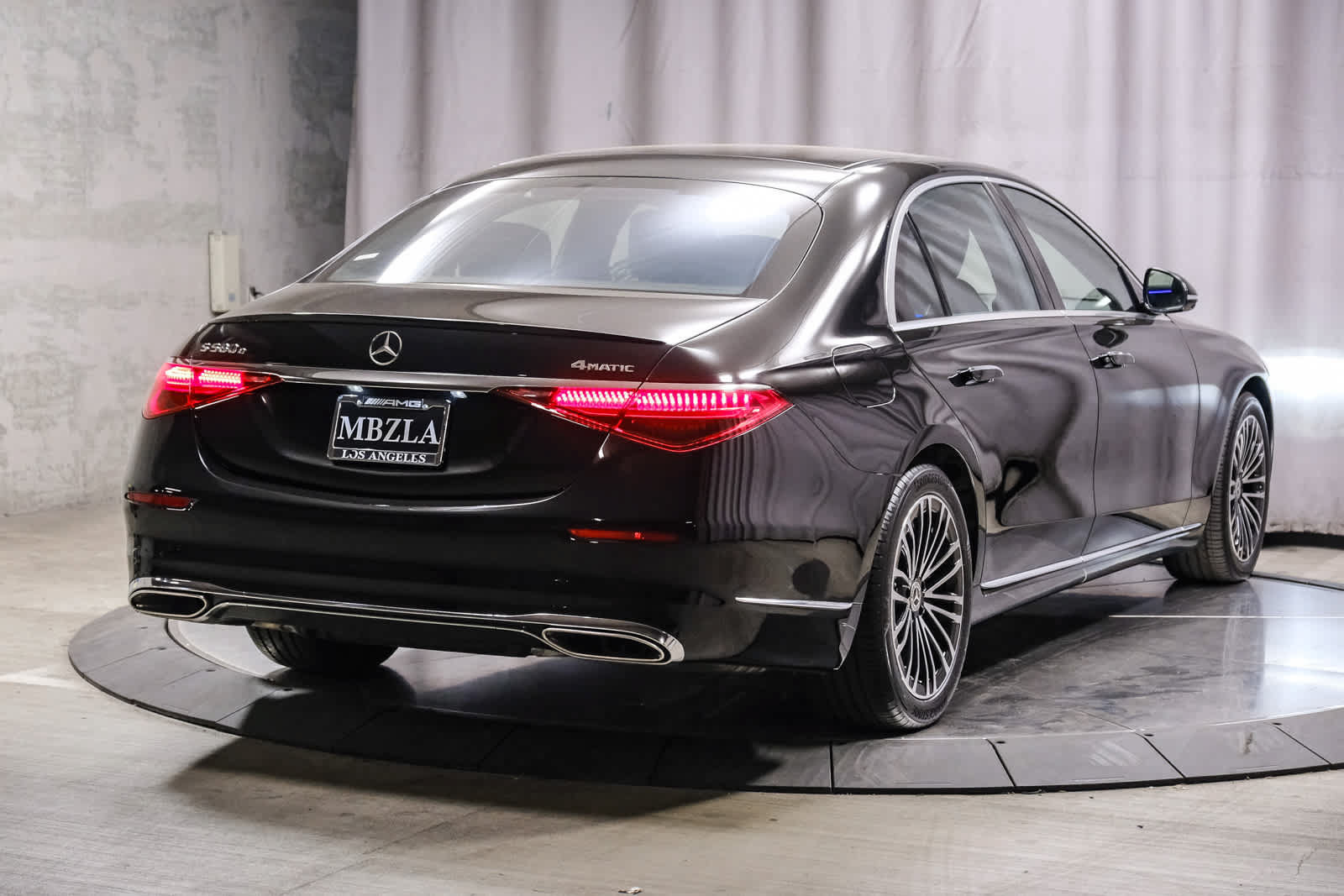 Used 2024 Mercedes-Benz S 580e 4MATIC Sedan image 4