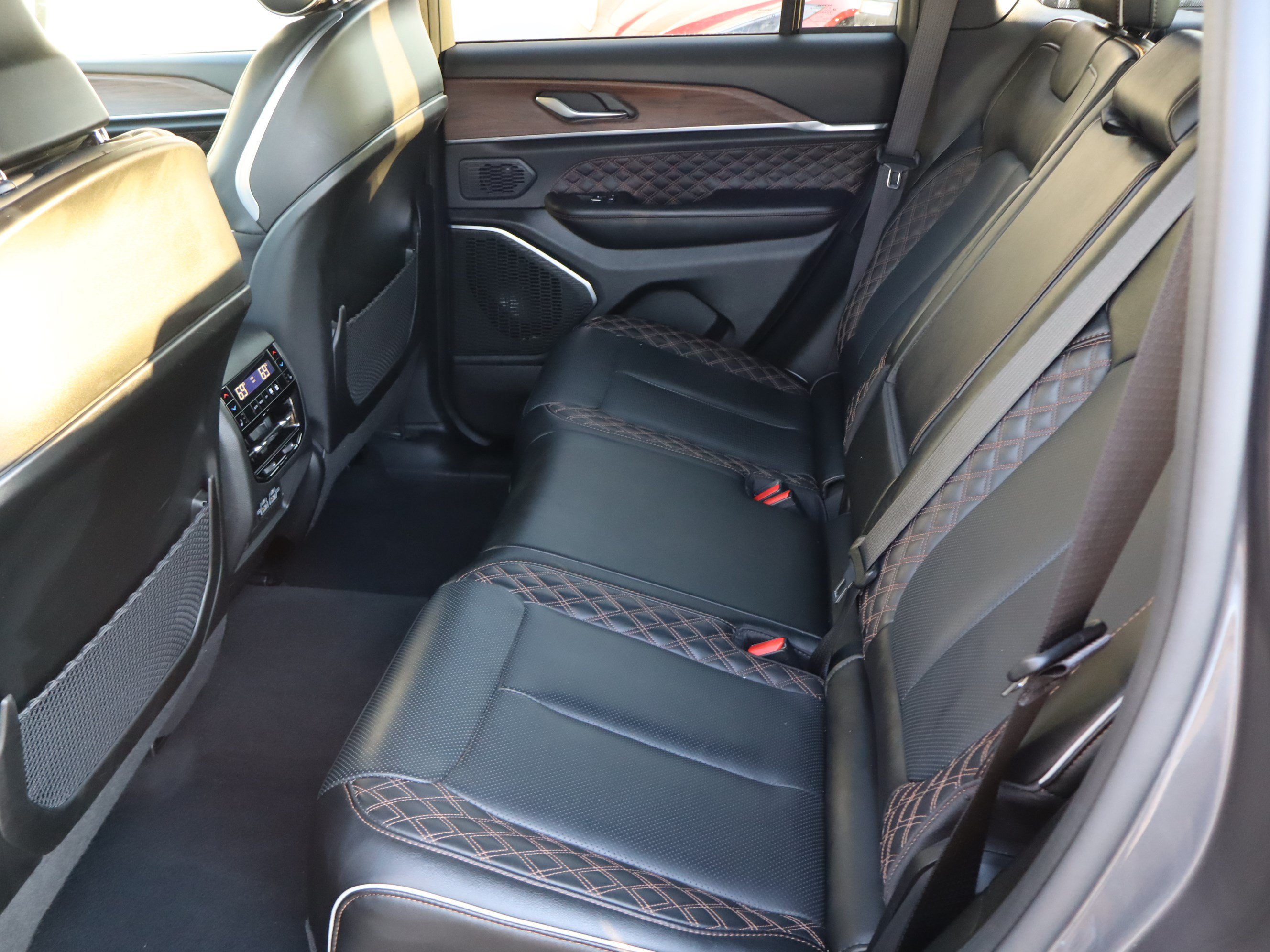 Used 2025 Jeep Grand Cherokee Summit w/ Obsidian Package AWD/4WD image 34