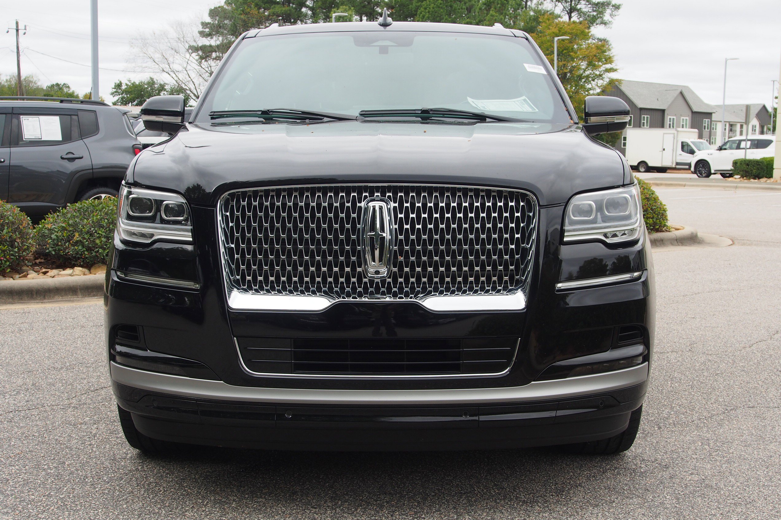 Used 2024 Lincoln Navigator Premiere image 3