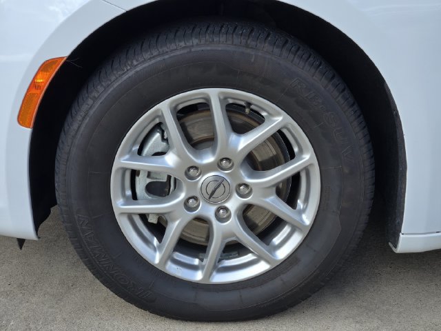 Used 2024 Chrysler Pacifica Touring-L FWD image 10