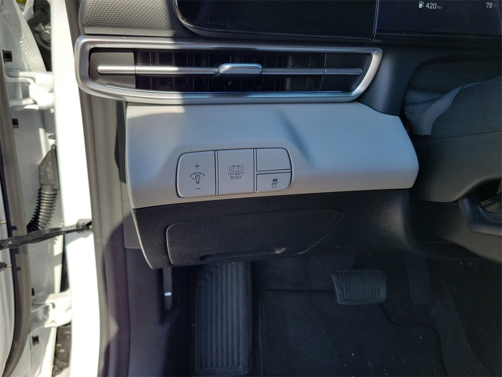 Used 2025 Hyundai Elantra Limited image 12