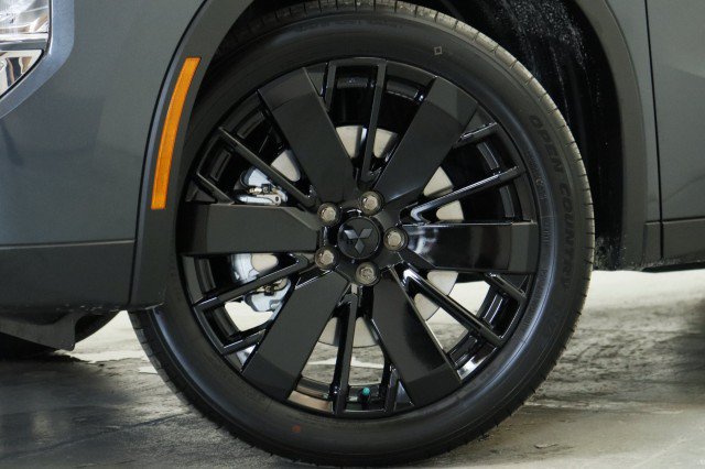 New 2026 Mitsubishi Outlander LE FWD image 3