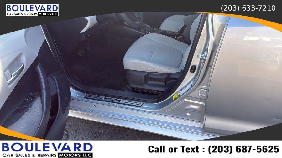 Used 2020 Toyota Corolla LE w/ Carpet Mat Package (TMS) FWD image 12