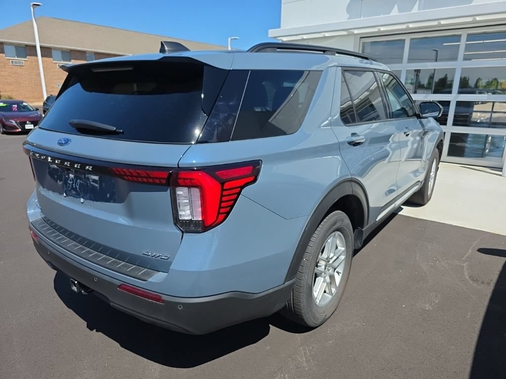 Used 2025 Ford Explorer Active AWD/4WD image 3