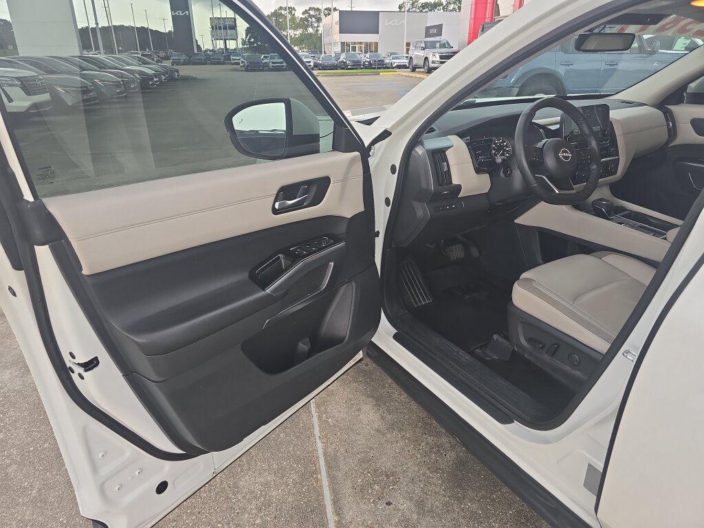 Used 2024 Nissan Pathfinder SL FWD image 14
