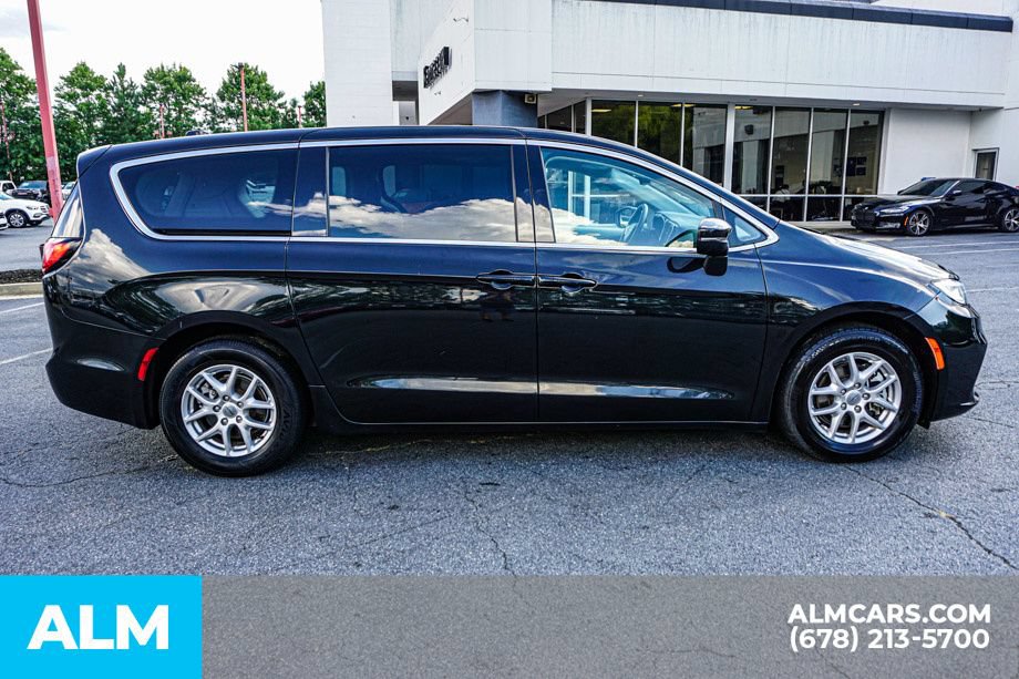 Used 2023 Chrysler Pacifica Touring-L FWD image 8