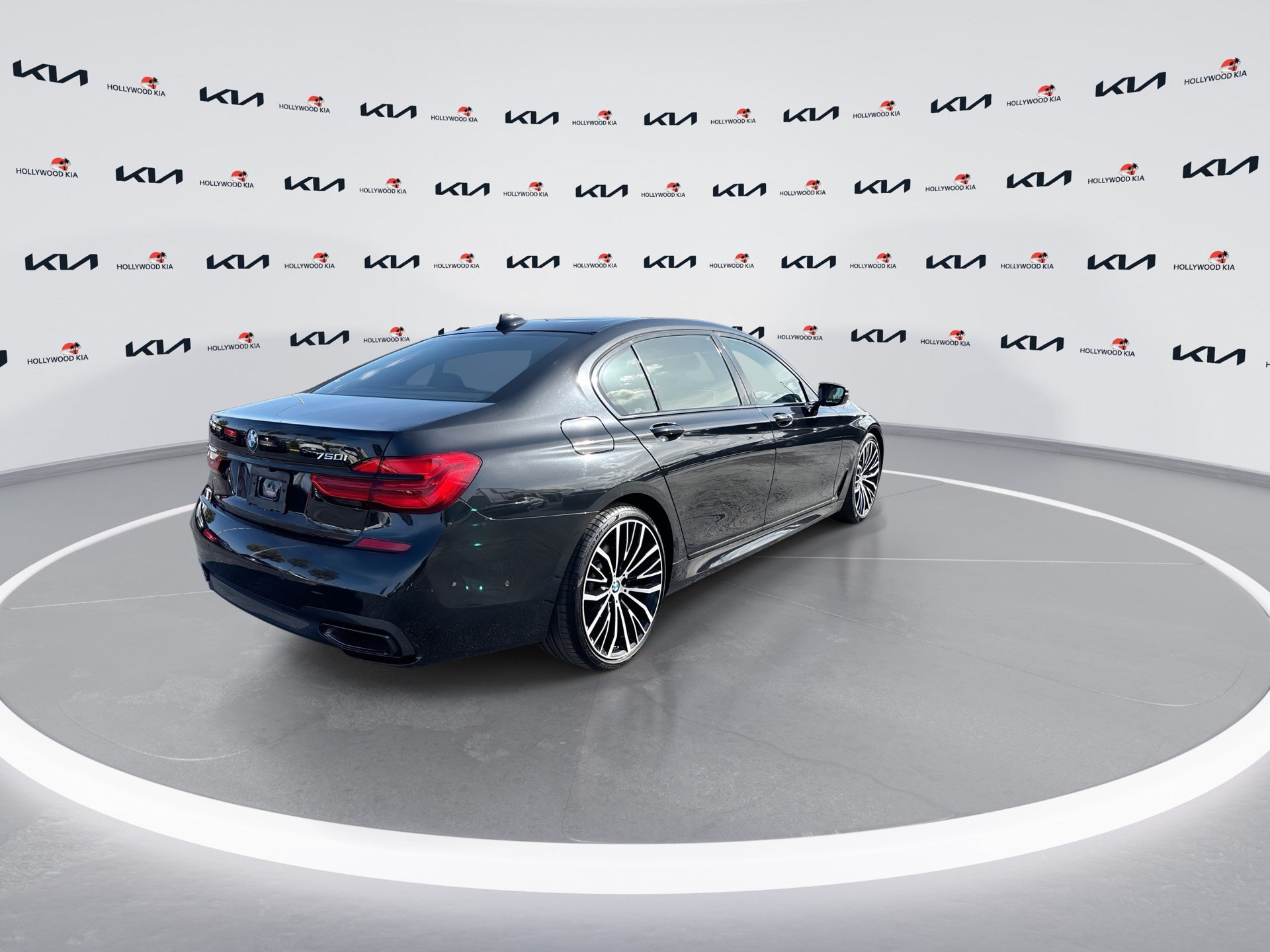 Used 2019 BMW 750i w/ M Sport Package RWD image 8