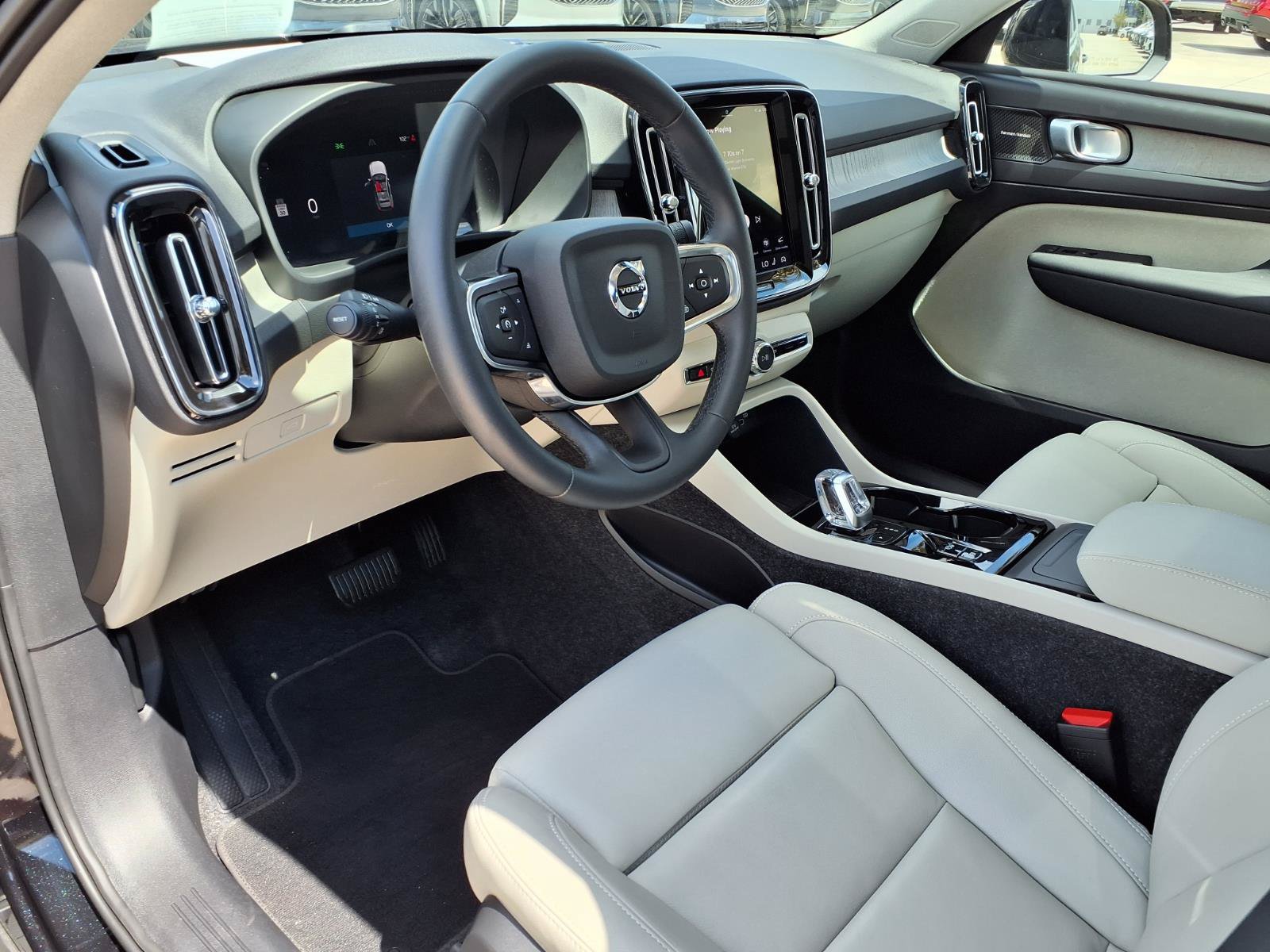 Certified 2025 Volvo XC40 B5 Ultra AWD/4WD image 21
