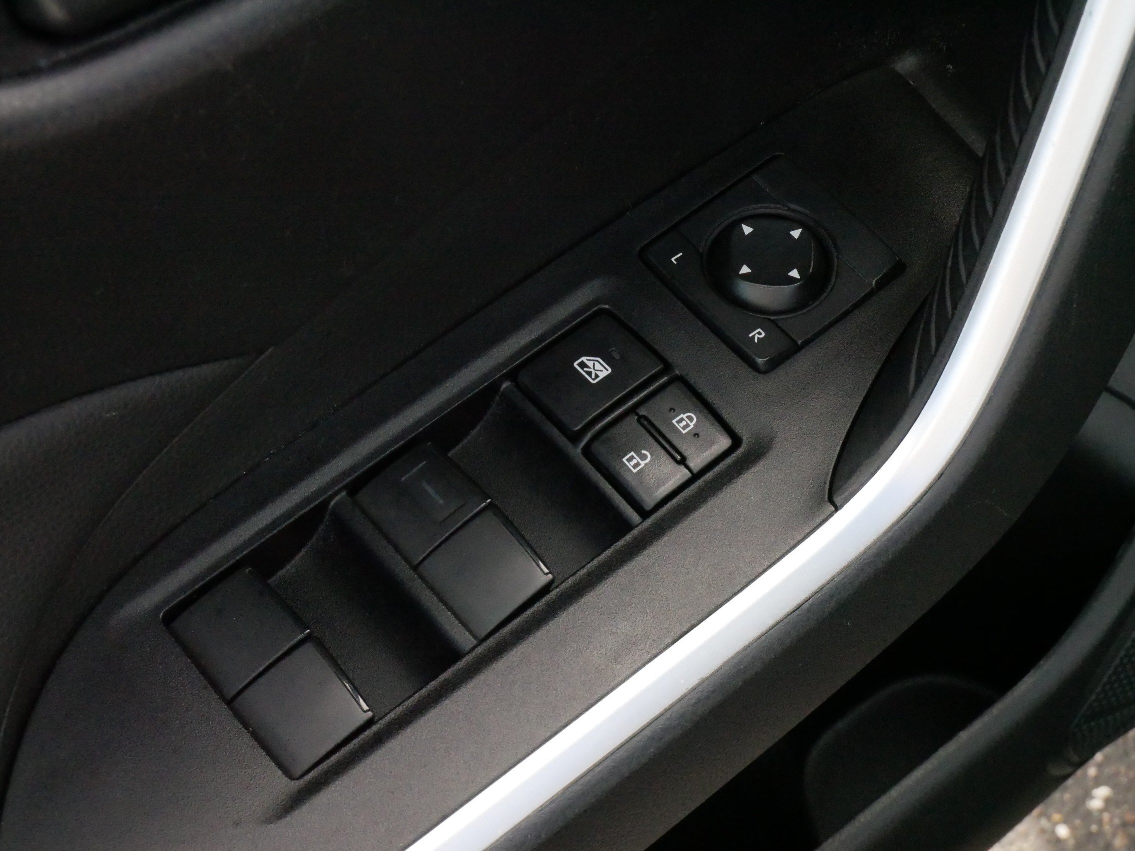 Used 2025 Toyota RAV4 LE AWD/4WD image 19