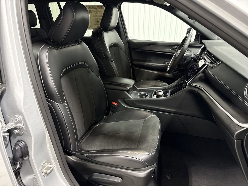 Used 2024 Jeep Grand Cherokee Altitude AWD/4WD image 29