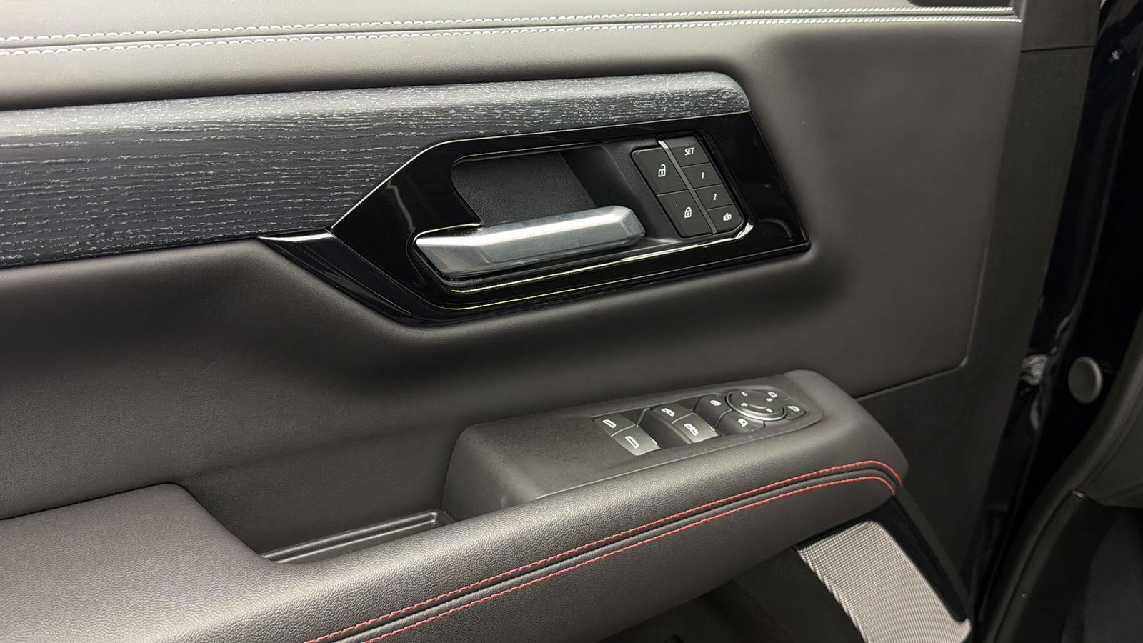Used 2026 GMC Yukon AT4 Ultimate w/ LPO, Floor Liner Package AWD/4WD image 24
