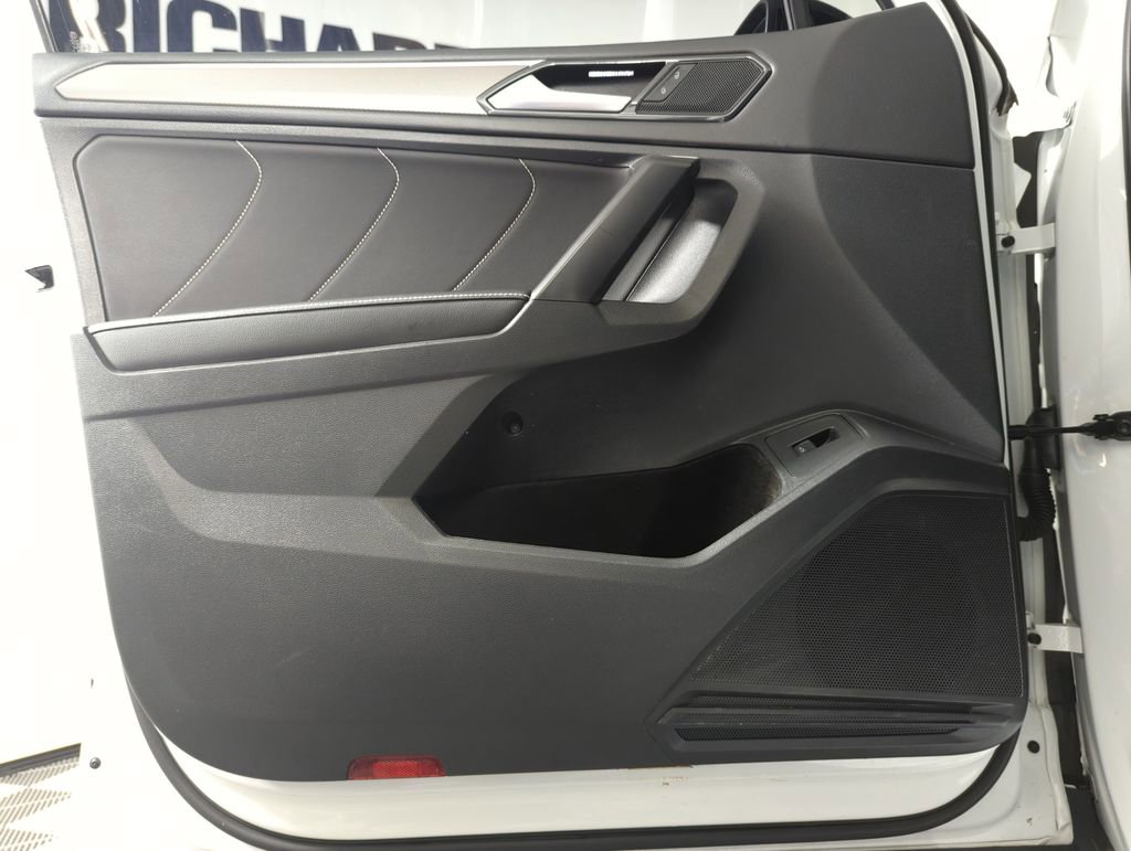 Used 2022 Volkswagen Tiguan SE R-Line image 8