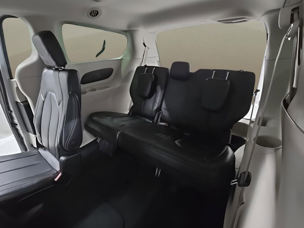 Used 2024 Chrysler Pacifica Touring-L image 16
