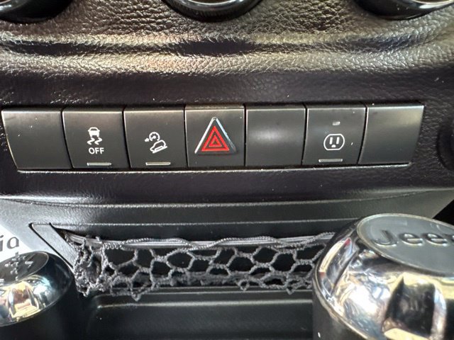 Used 2015 Jeep Wrangler Unlimited Sahara w/ Connectivity Group AWD/4WD image 27