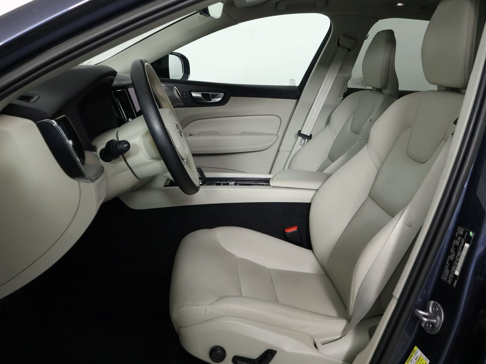 Used 2023 Volvo XC60 B5 Plus w/ Climate Package AWD/4WD image 31