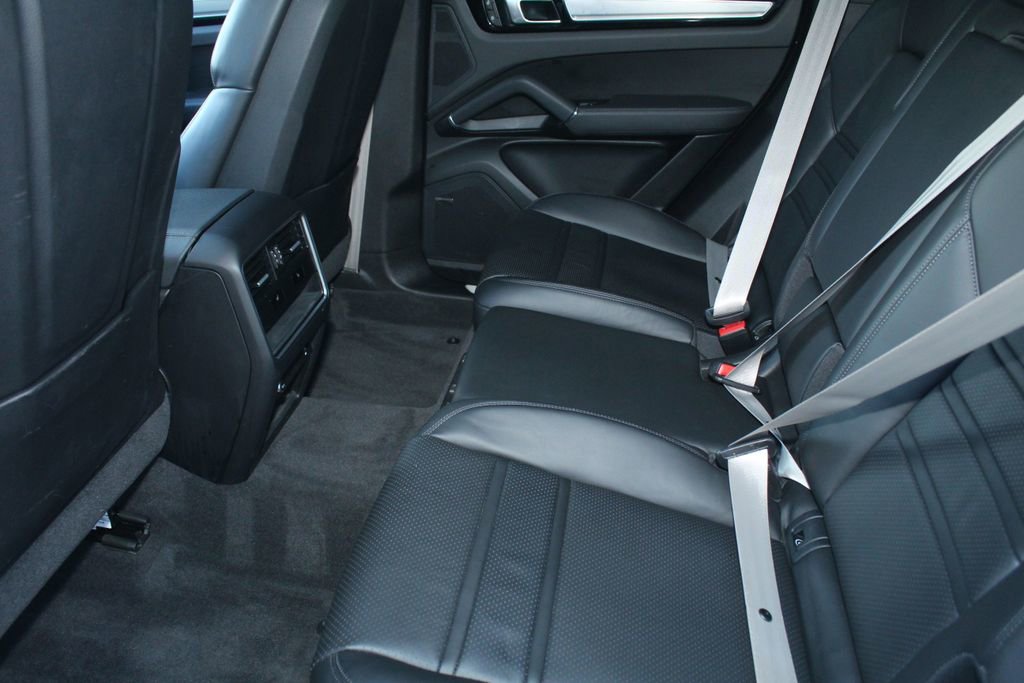 Certified 2023 Porsche Cayenne Platinum Edition AWD/4WD image 25