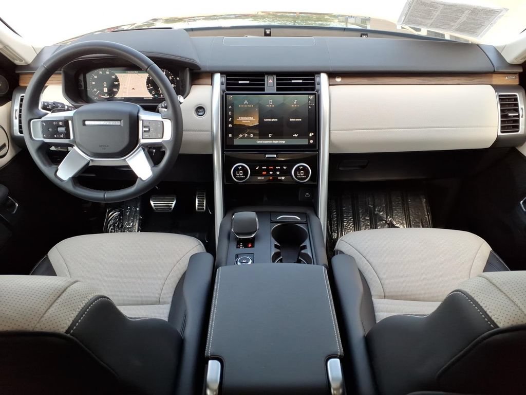 Certified 2025 Land Rover Discovery Dynamic SE AWD/4WD image 9
