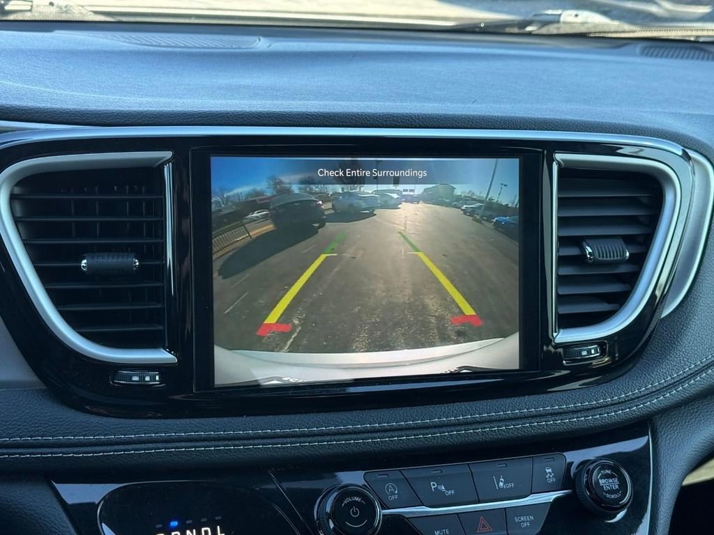 Used 2023 Chrysler Pacifica Touring image 23