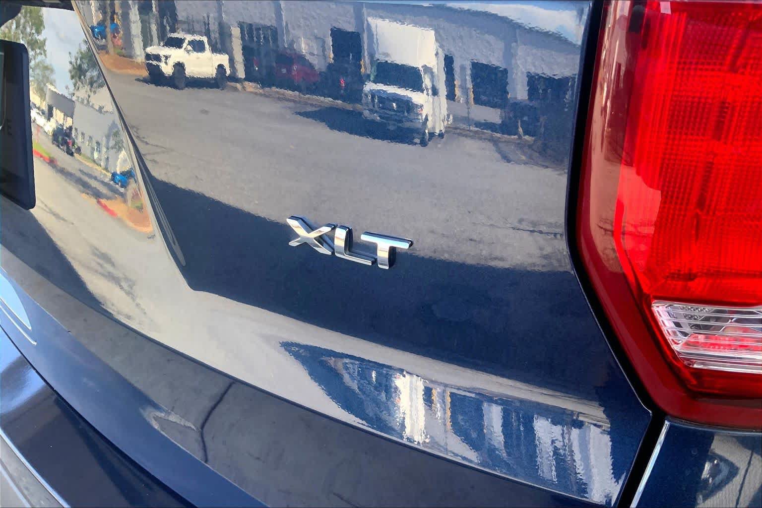 Used 2017 Ford Explorer XLT w/ Equipment Group 202A FWD image 10