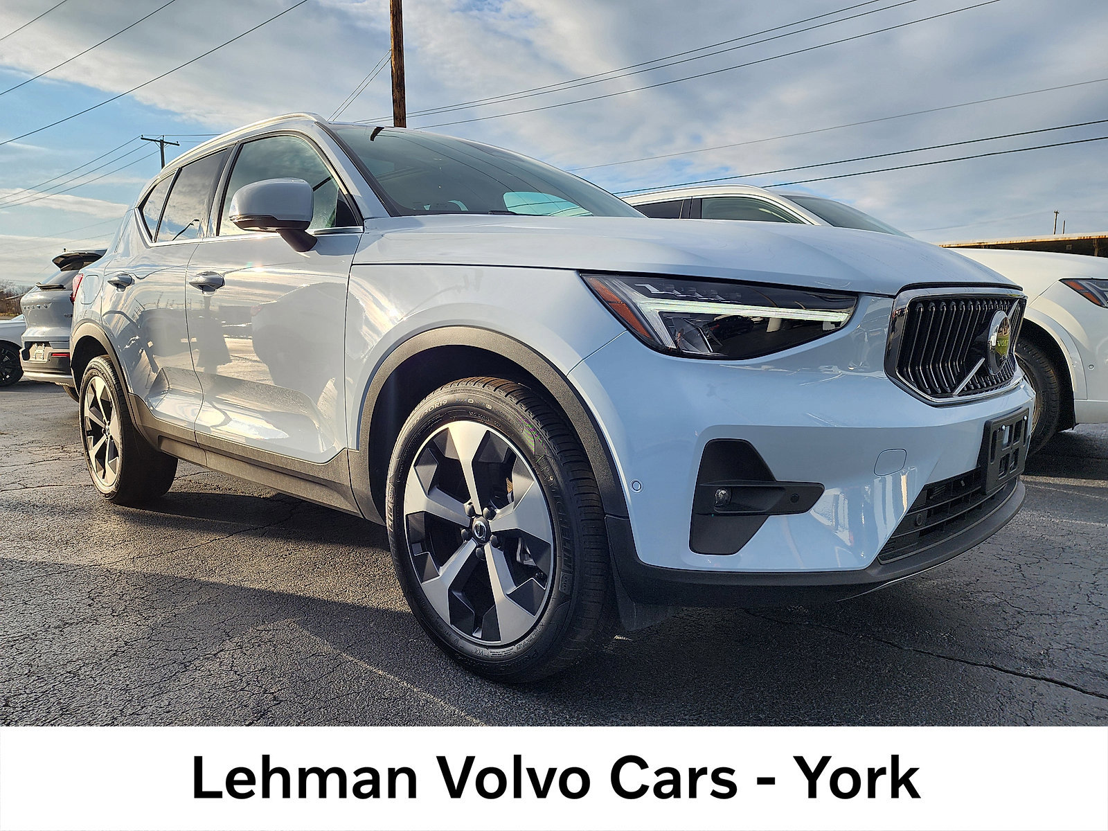 Certified 2025 Volvo XC40 B5 Plus image 1