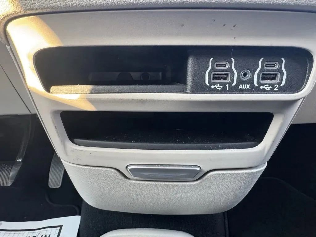 Used 2024 Chrysler Pacifica Touring-L image 25