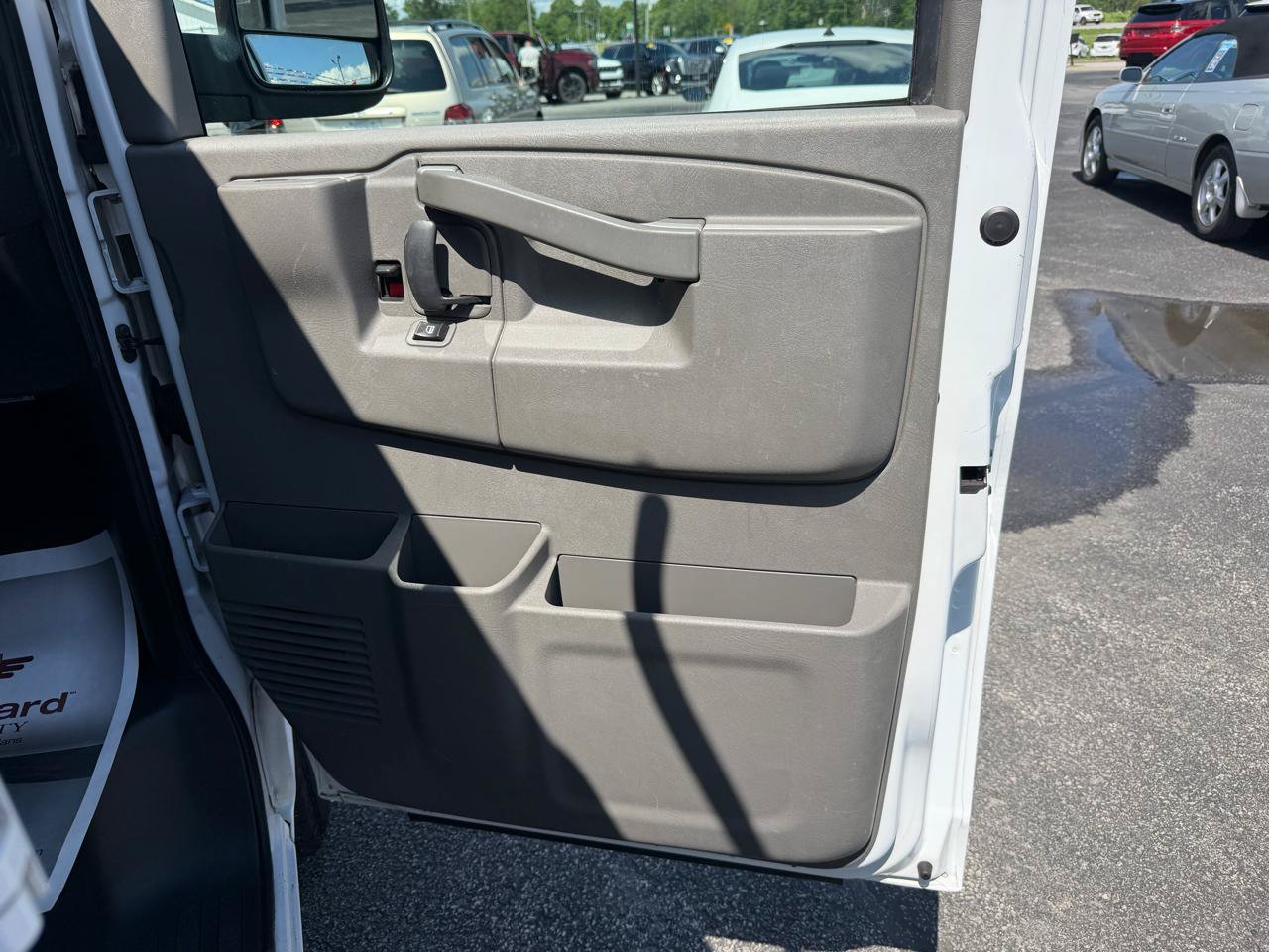 Used 2018 Chevrolet Express 2500 w/ Driver Convenience Package RWD image 19