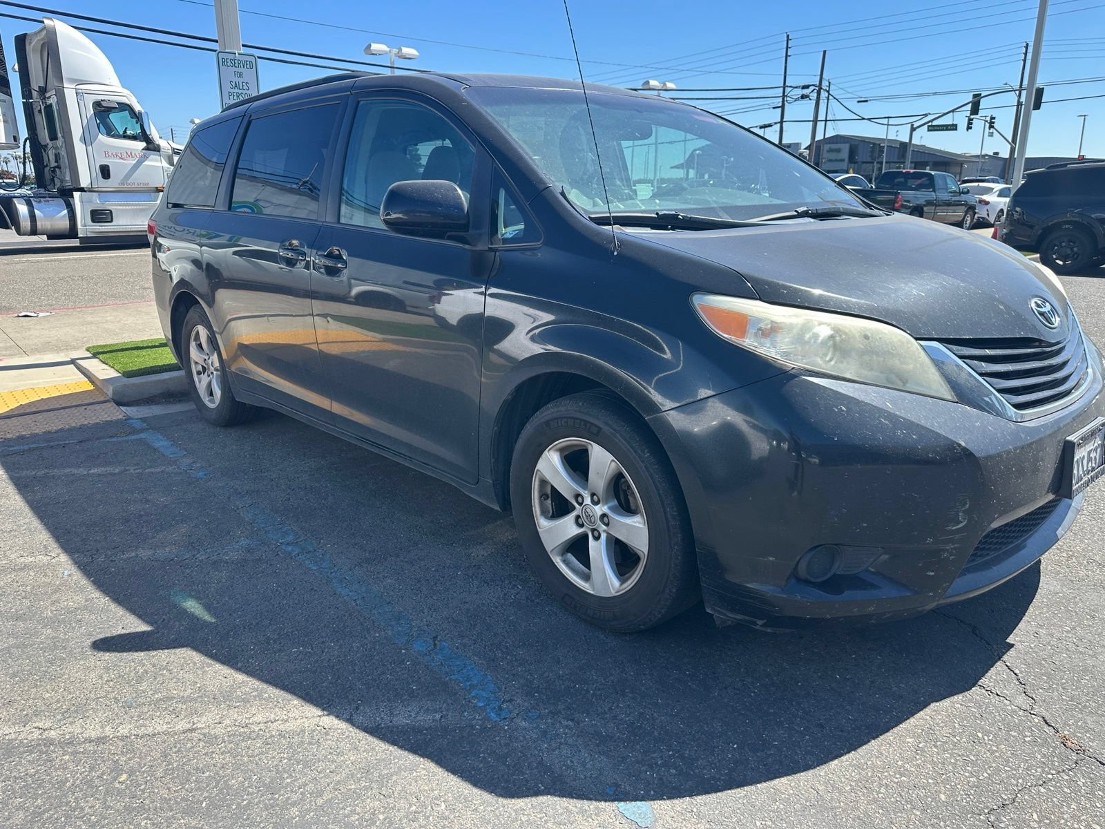 Used 2012 Toyota Sienna LE FWD image 1