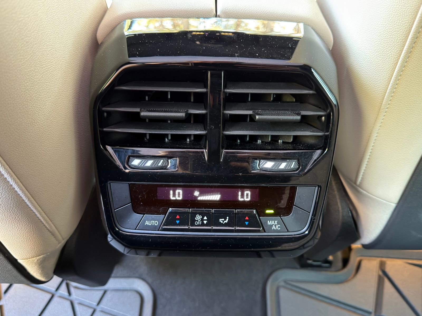 Used 2023 BMW iX xDrive50 w/ Sport Package image 16