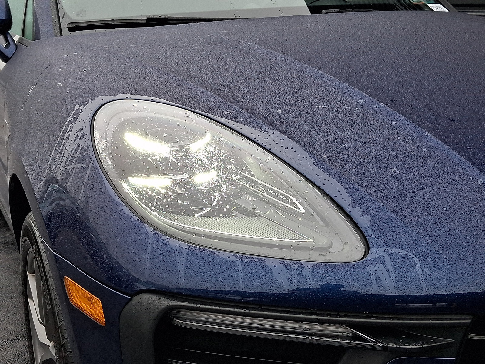 Certified 2025 Porsche Macan AWD/4WD image 11