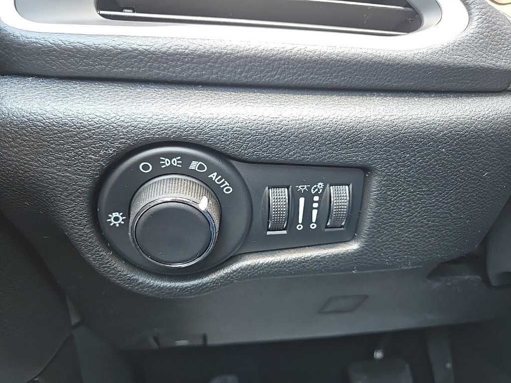 New 2027 Chrysler Pacifica Select w/ Family Tech Group AWD/4WD image 48