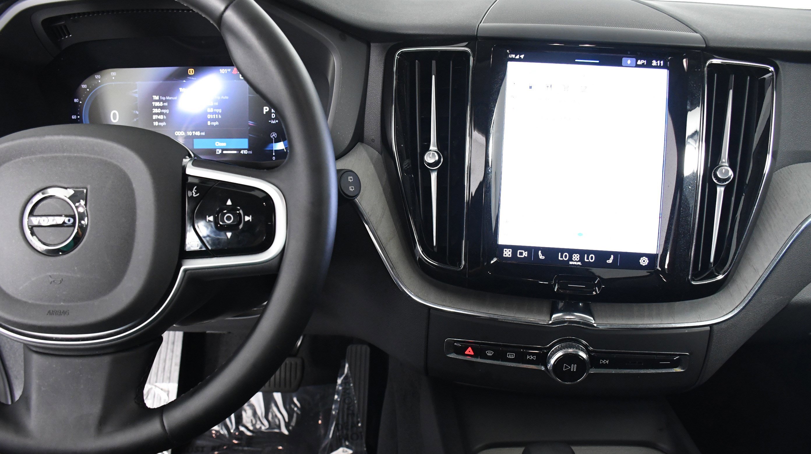 Used 2025 Volvo XC60 B5 Plus image 15