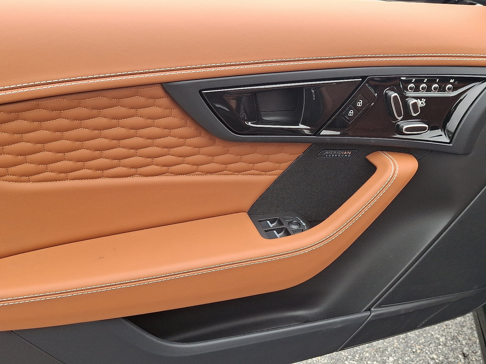 New 2024 Jaguar F-TYPE R AWD/4WD image 9