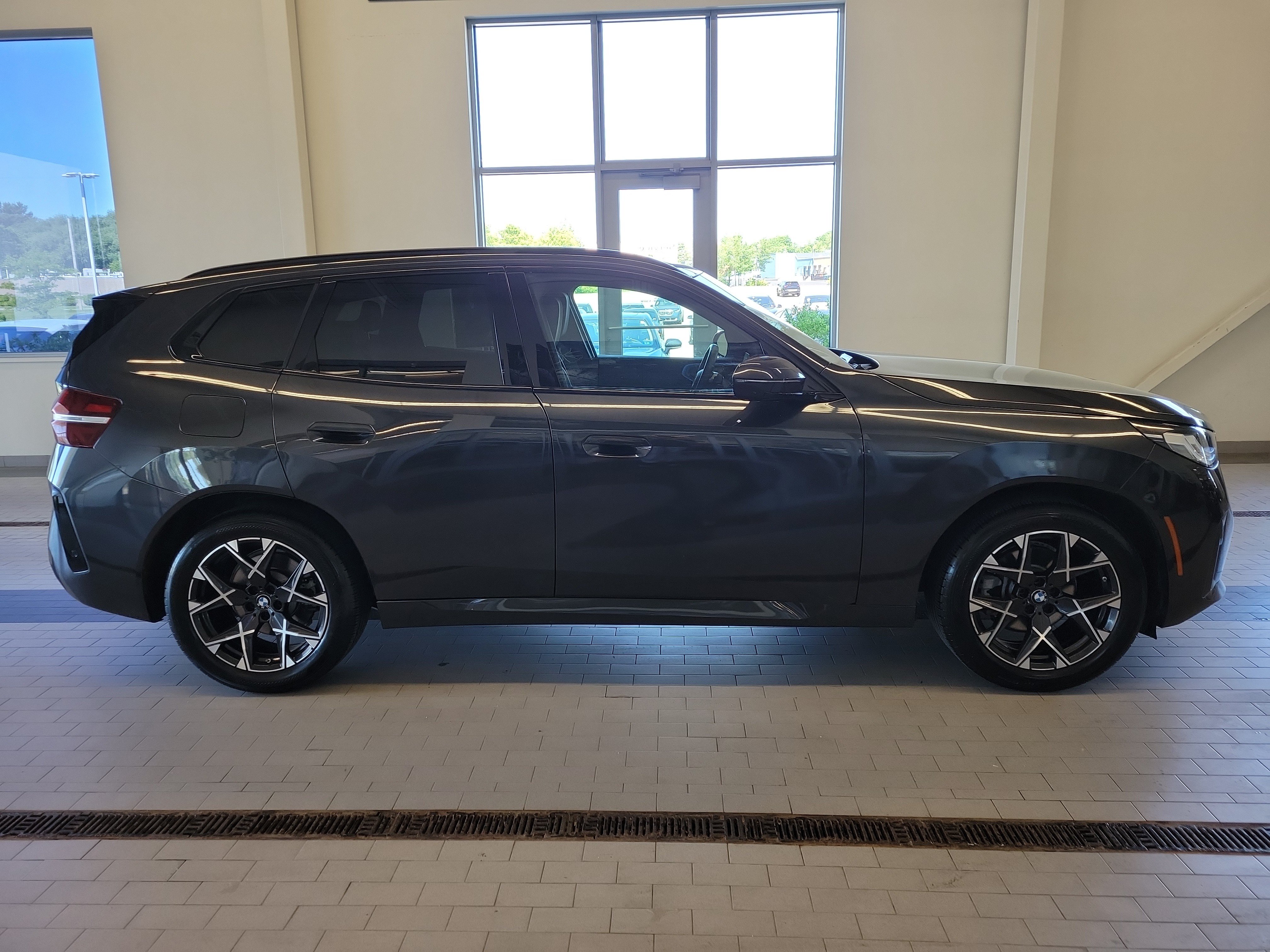 Used 2025 BMW X3 xDrive30i w/ Premium Package AWD/4WD image 4