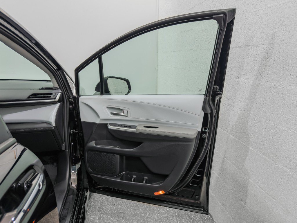 Used 2025 Toyota Sienna XLE AWD/4WD image 24