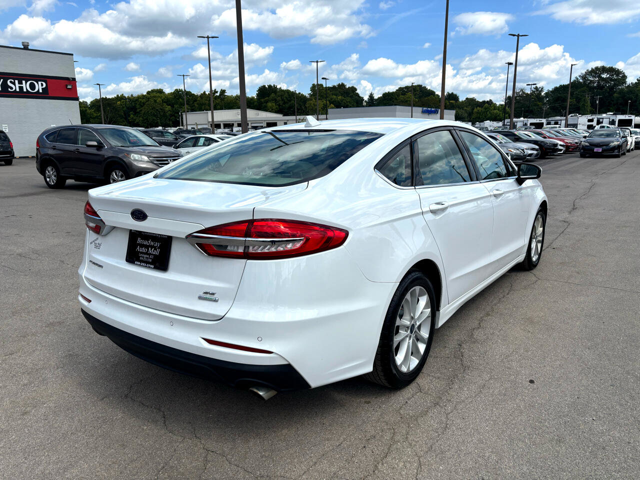 Used 2019 Ford Fusion SE image 3
