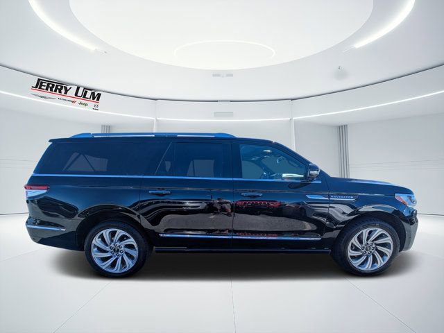 Used 2023 Lincoln Navigator L Reserve image 2