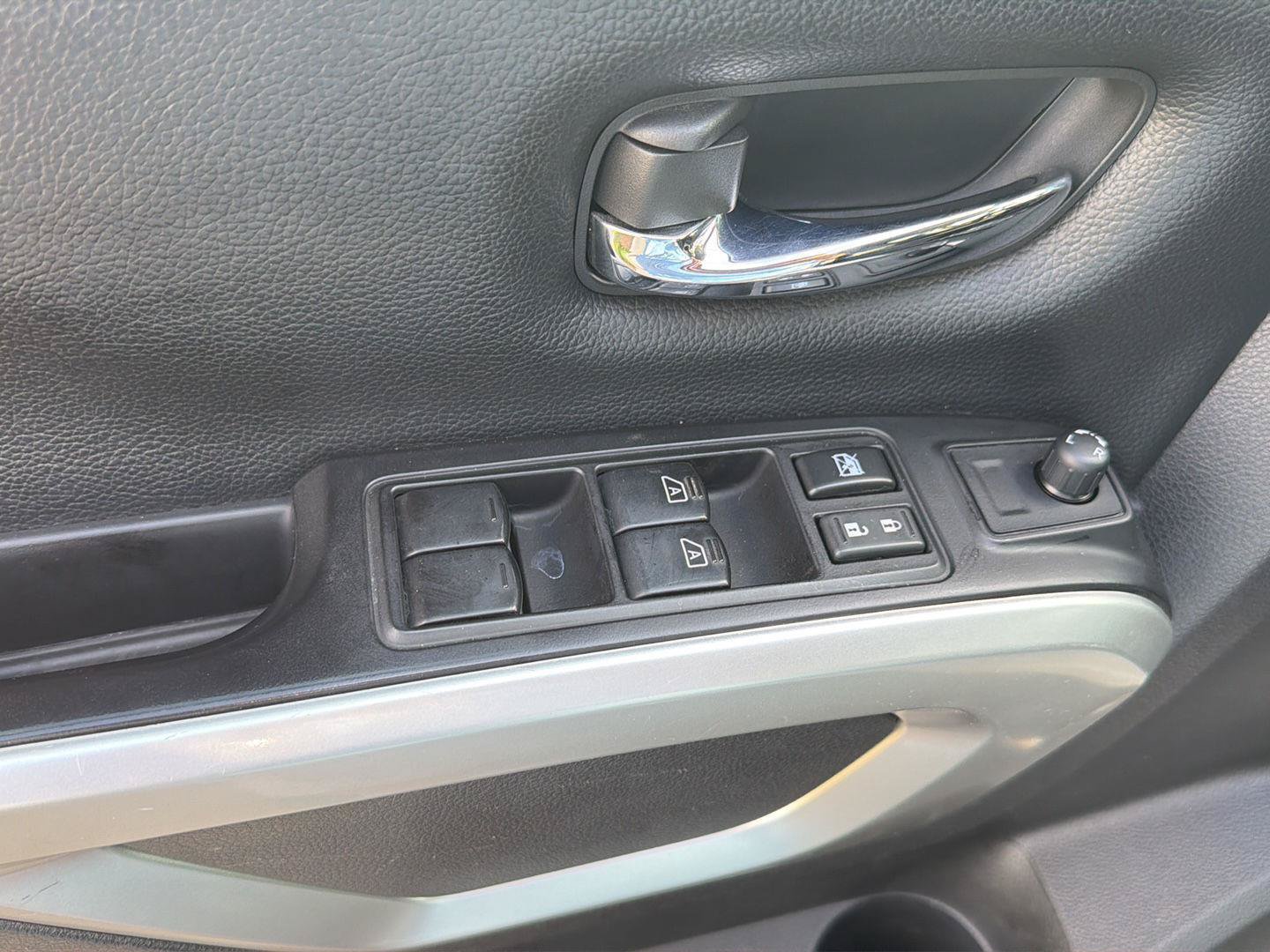 Used 2017 Nissan Titan SV AWD/4WD image 30
