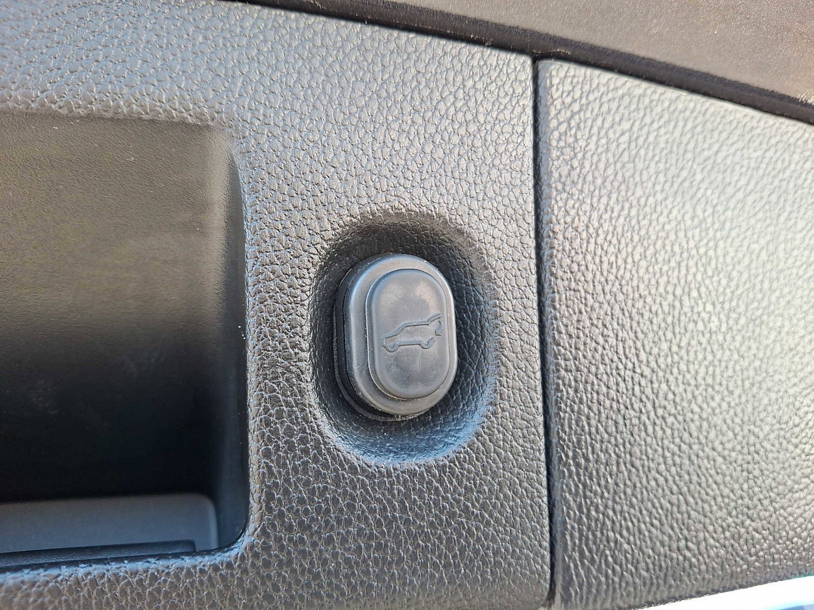 Used 2017 Cadillac Escalade Premium Luxury image 29