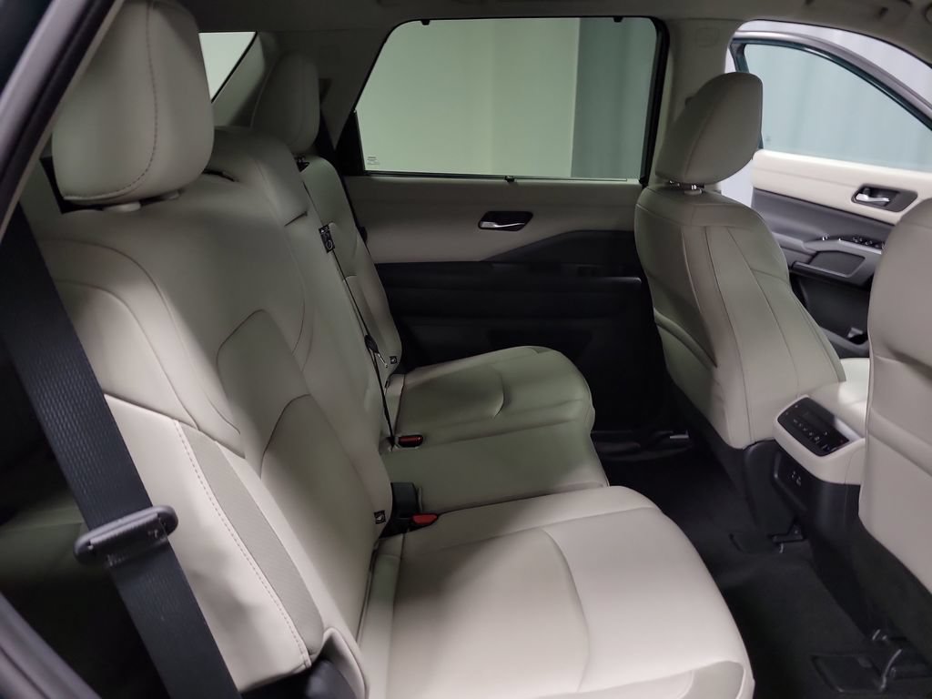 Used 2024 Nissan Pathfinder SL w/ Black Appearance Package FWD image 33