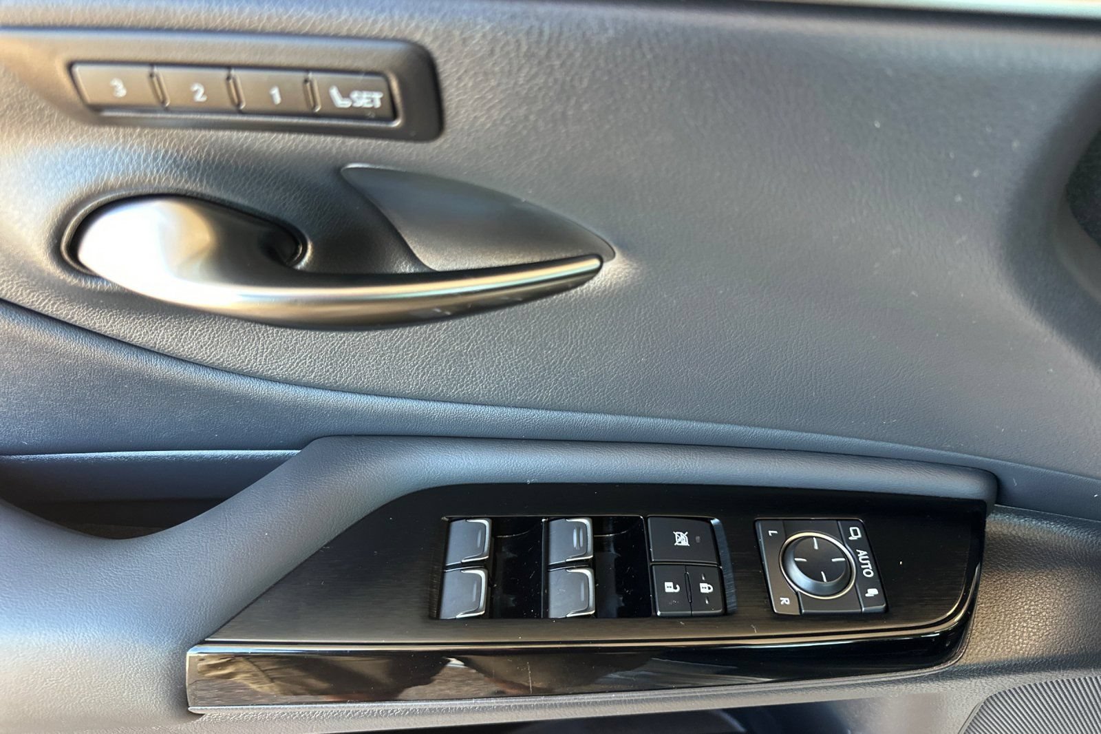 Certified 2024 Lexus ES 350 w/ Premium Package FWD image 8