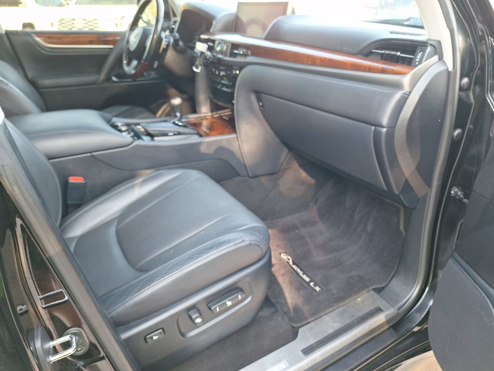 Used 2021 Lexus LX 570 4WD w/ Luxury Package image 33