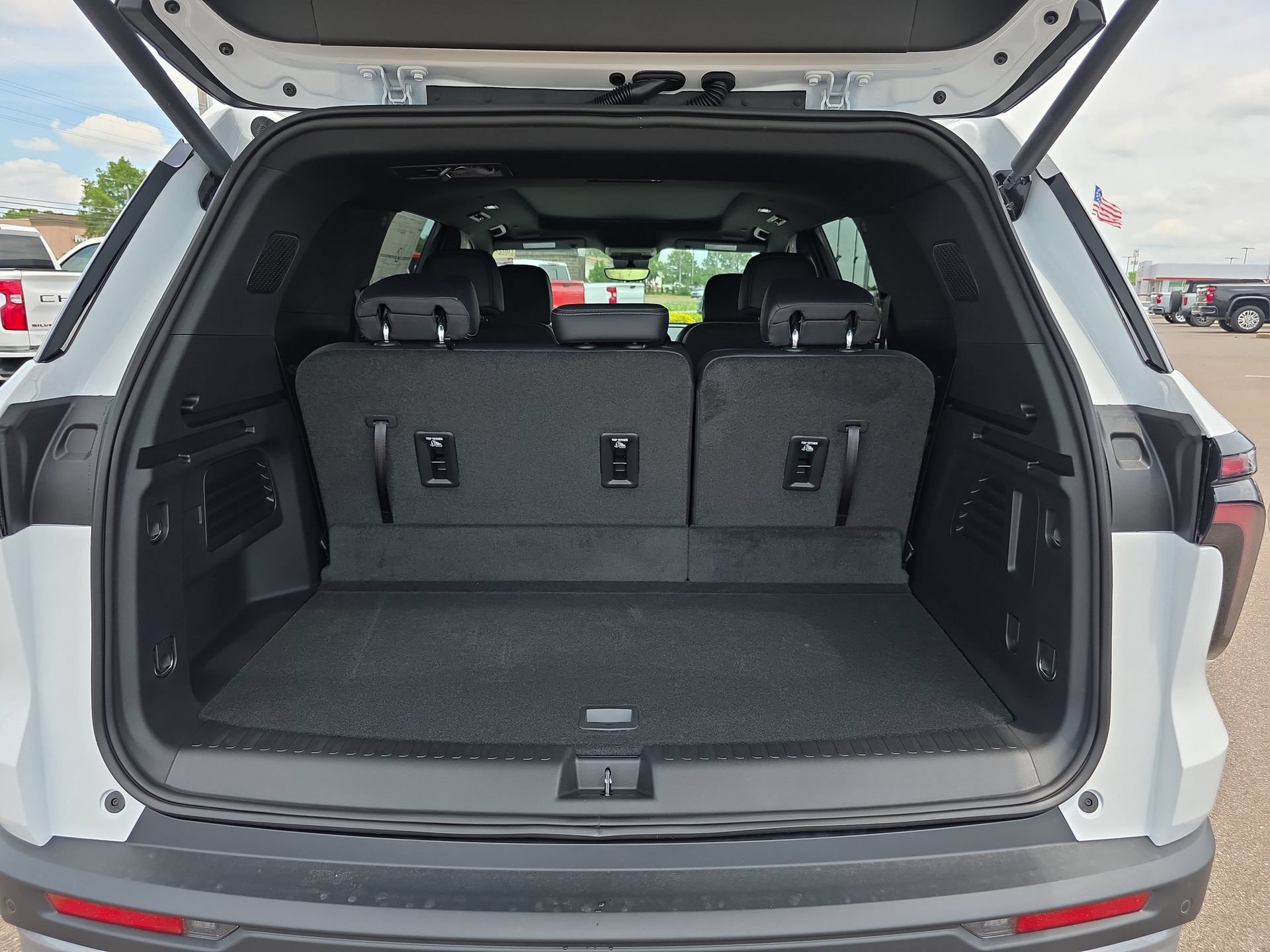 New 2026 Chevrolet Traverse LT w/ Sun and Wheel Package FWD image 14