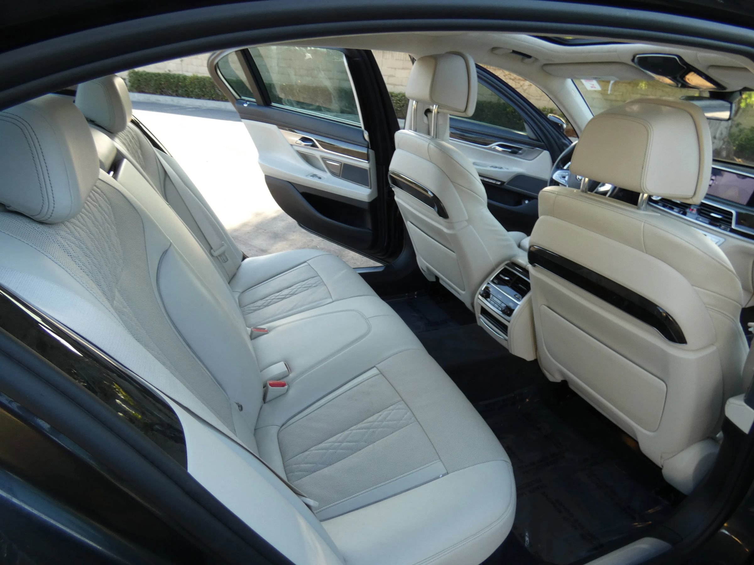 Used 2016 BMW 750i xDrive image 30