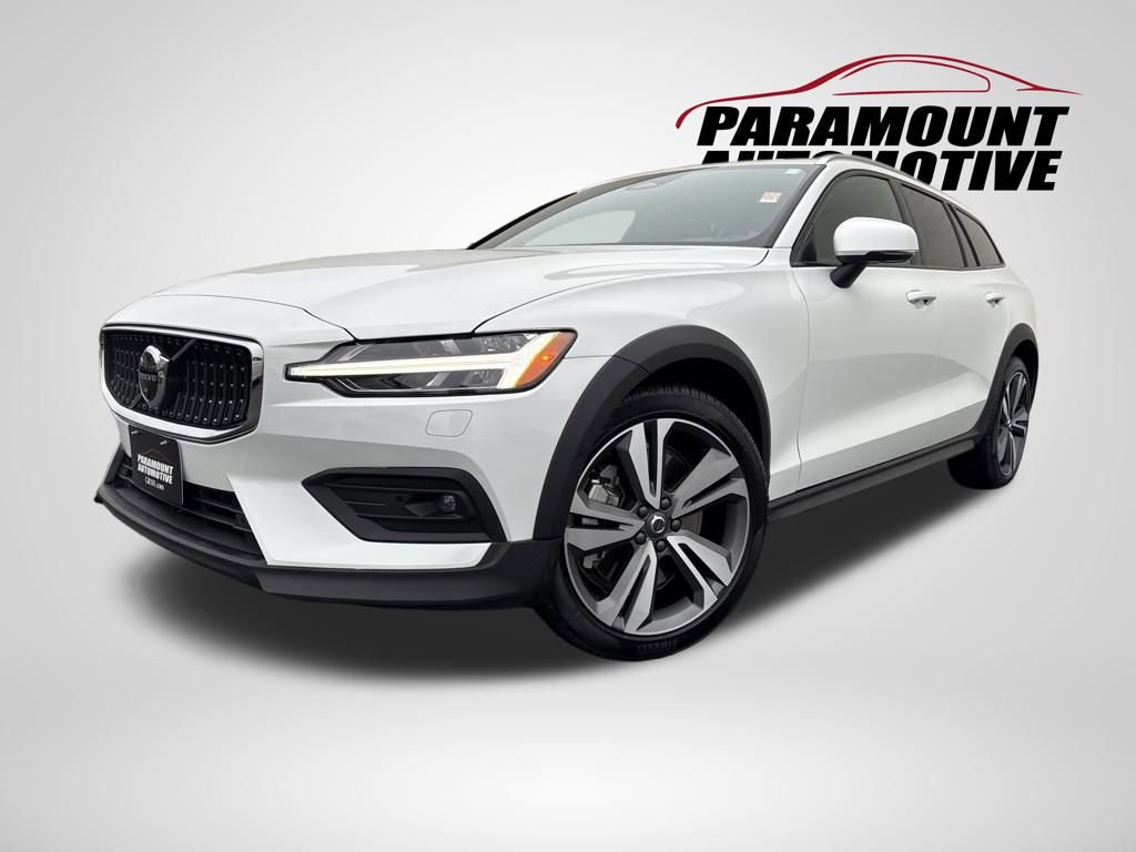 Used 2025 Volvo V60 B5 Cross Country Plus image 3