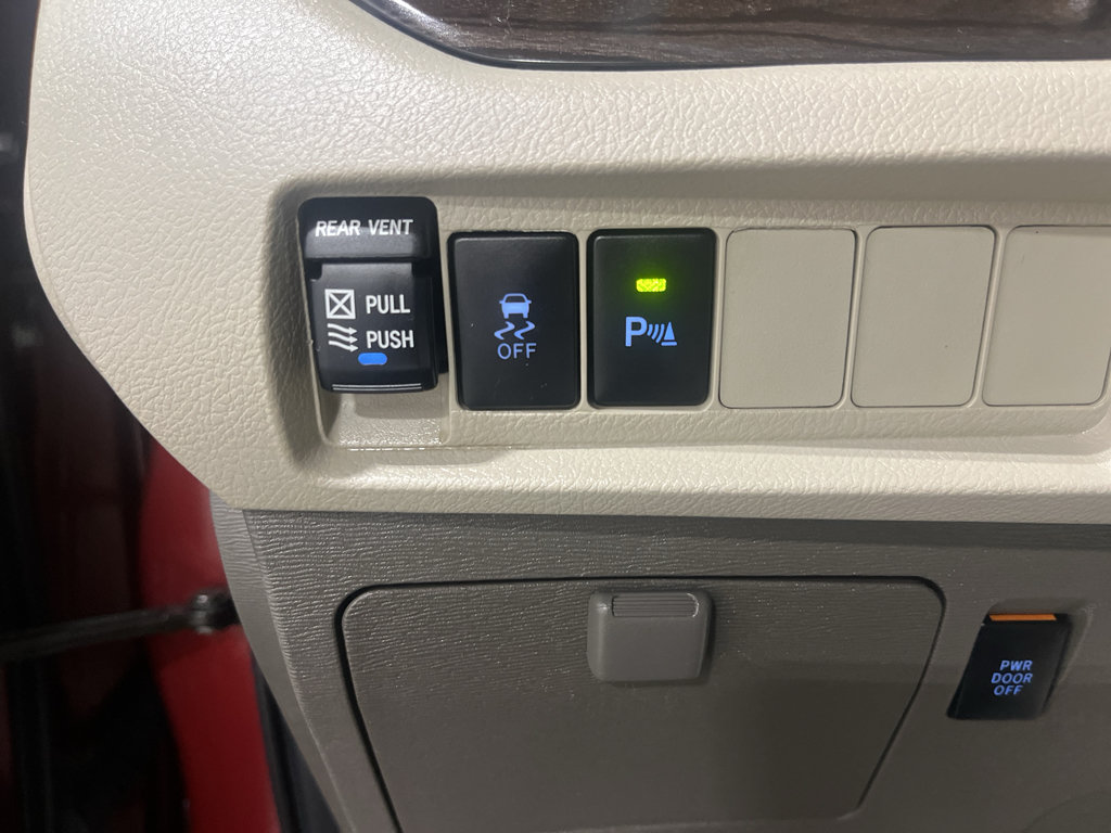 Used 2020 Toyota Sienna XLE Premium w/ Carpet Mat Package FWD image 35