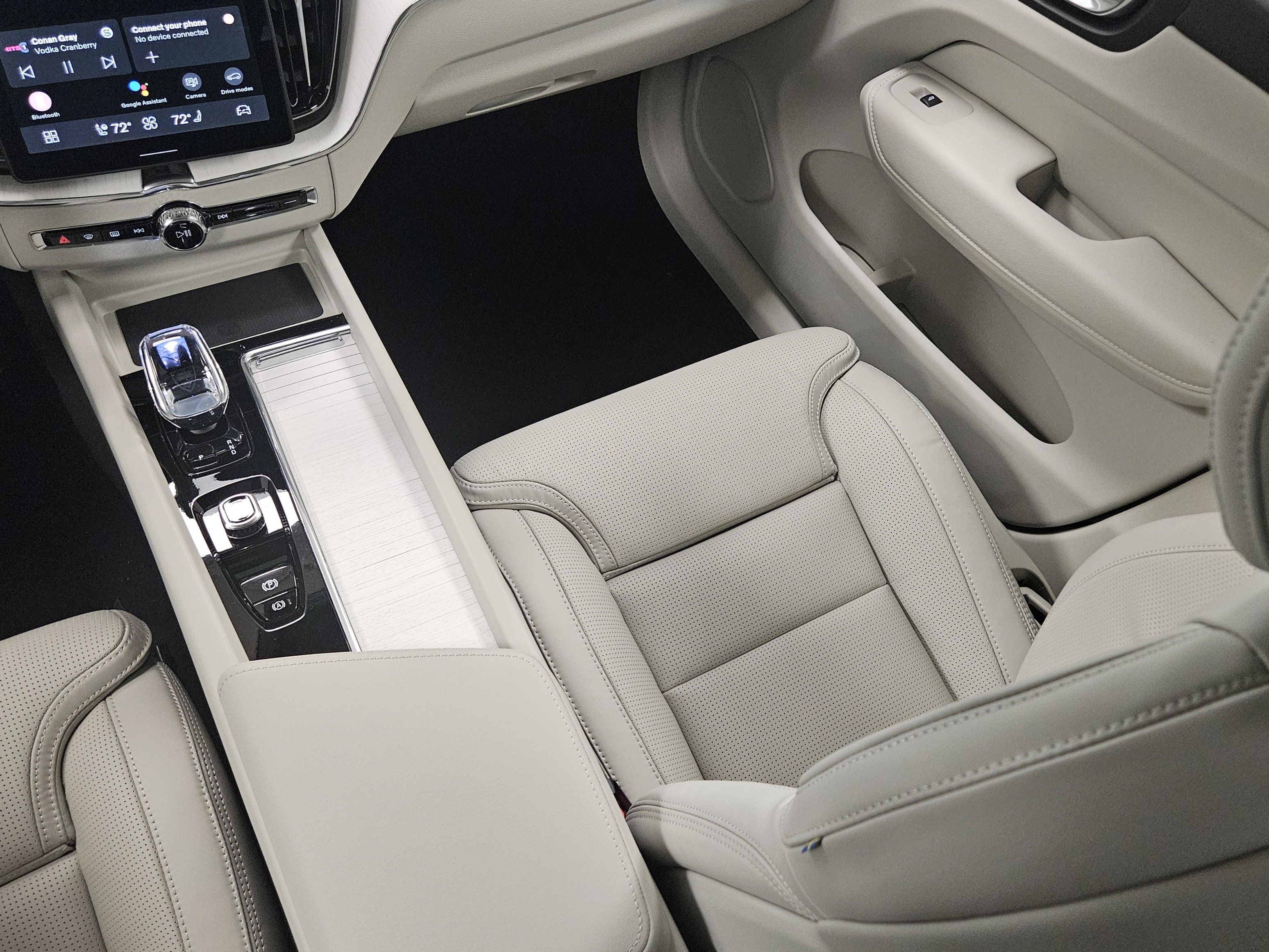 New 2026 Volvo XC60 B5 Ultra w/ Protection Package Premier image 17