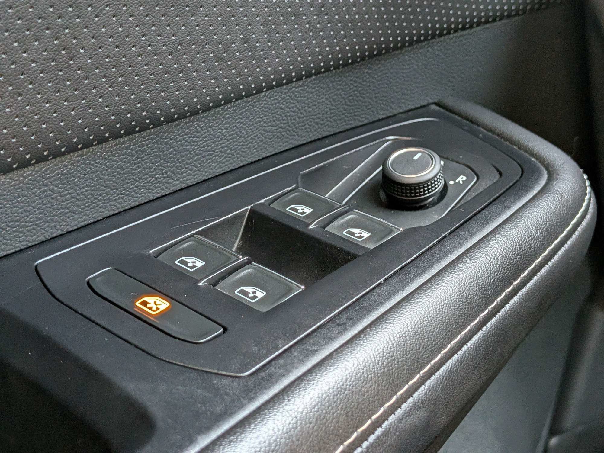 Used 2025 Volkswagen Atlas Cross Sport SE FWD image 26